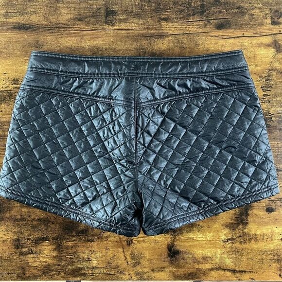 Athleta Black Quilted Shorts Size 12 Large EUC - Picture 4 of 5